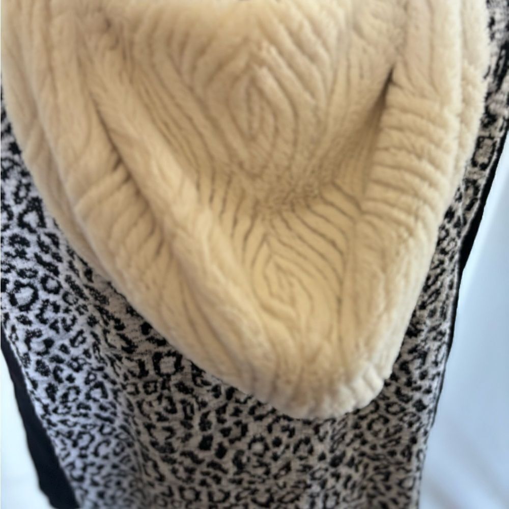 Zenergy by Chico's Leopard Print Zip Hoodie Pockets Chico's Size 2 Black White - Picture 7 of 12